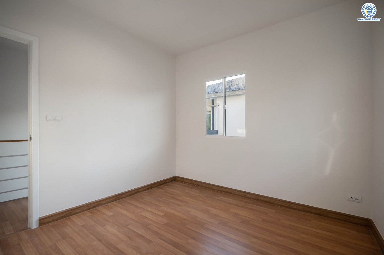 บ้านมือสองตกแต่งใหม่ โครงการ ภัสสร19 วัชรพล-วงแหวน บ้านเดี่ยวหลังมุม เนื้อที่ 58.4 ตร.ว. ฟังก์ชัน 3 ห้องนอน 2 ห้องน้ำ จอดรถได้ 2 คัน บนทำเลเดินทางสะดวก ติดถนนจตุโชติ เชื่อมต่อหลายเส้นทาง ใกล้ทางด่วน "จตุโชติ" และห้างสรรพสินค้าแฟชั่นไอส์แลนด์